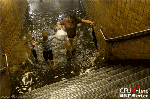 纽约地铁遭洪水侵袭 乘客在齐膝深水中行Ū